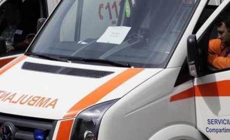 O ambulanţă s-a răsturnat după ce s-a ciocnit cu un taxi care nu a acordat prioritate