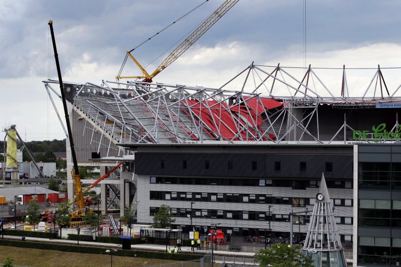 Acoperişul unei tribune a stadionului lui FC Twente s-a prăbuşit: Cel puţin două persoane au murit