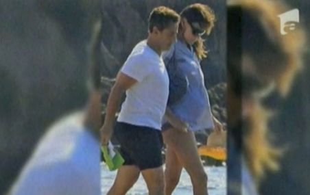 Imagini cu Carla Bruni însărcinată, plimbându-se pe plajă cu Nicolas Sarkozy 