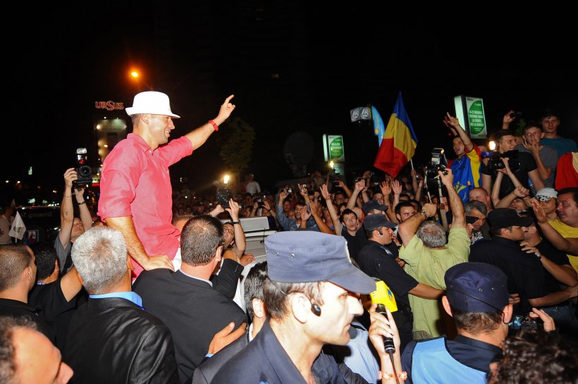 Lucian Bute i-a scos pe români în stradă: Campionul, aclamat în Piaţa Universităţii