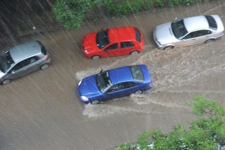 O ploaie de o oră a dat peste cap tot sistemul de canalizare din Bacău