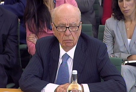 Rupert Murdoch, atacat în timpul audierilor din Parlamentul Britanic: Este cea mai umilă zi din viaţa mea