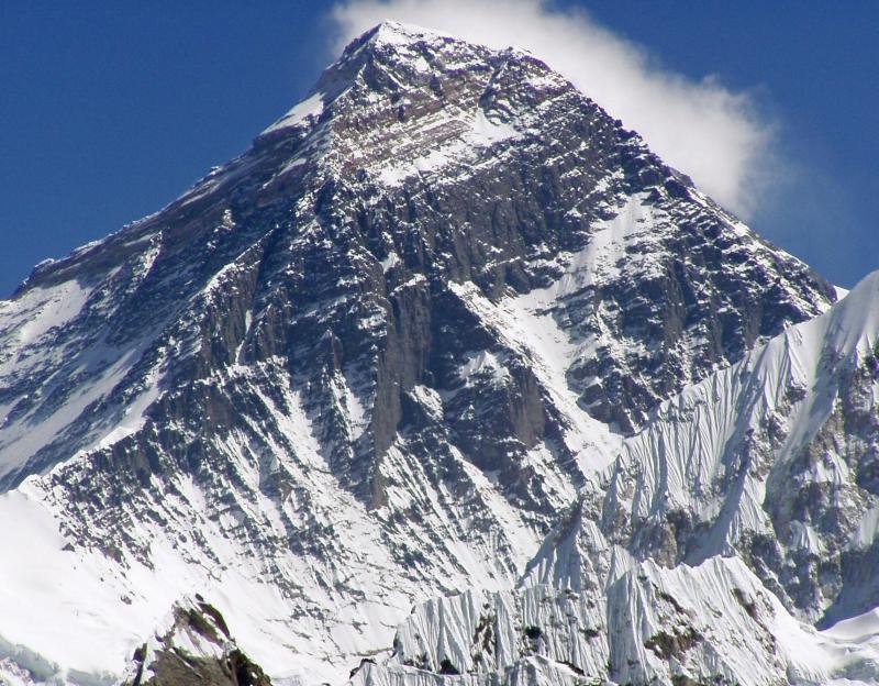 Guvernul din Nepal vrea să determine înălţimea exactă a muntelui Everest