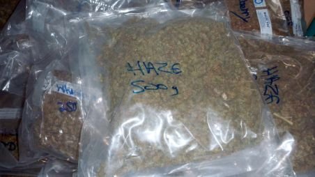 Captură de droguri. Vameşii din Cluj au descoperit zece kilograme de cannabis într-o maşină
