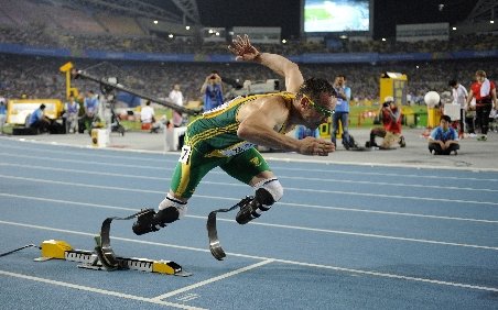 Atletul african cu ambele picioare amputate, Oscar Pistorius, calificat în semifinalele Campionatului Mondial