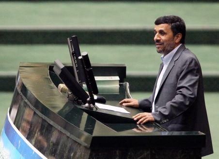 Mahmoud Ahmadinejad îi cere lui Assad să renunţe la operaţiunile militare împotriva protestatarilor