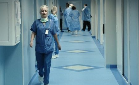 Protest la spitalul din Piatra Neamţ. Medicii transferaţi s-au trezit cu salariile micşorate