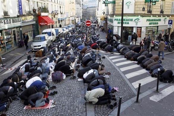 Rugăciunea, interzisă pe străzile din Paris. Ministrul de Interne: &quot;Străzile sunt pentru şofat, nu pentru rugat&quot;