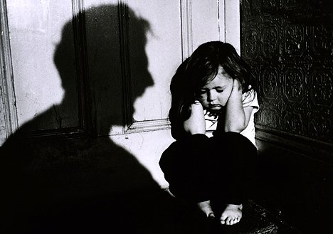 Studiu: Opt din zece copii români sunt traumatizaţi