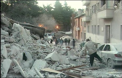 O româncă, pe lista afaceriştilor anchetaţi în procesul legat de cutremurul din L'Aquila din 2009 