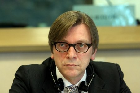 Liderul liberalilor din PE: Trebuie un ministru european de finanţe şi un Fond Monetar European