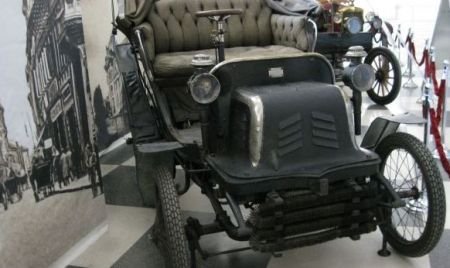 Prima maşină înmatriculată în Bucureşti poate fi admirată la Muzeul de Istorie