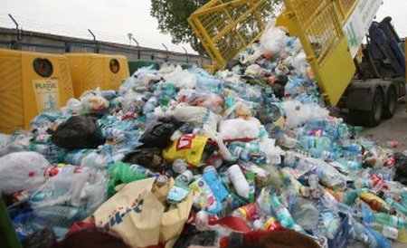 Un român nu a mai aruncat gunoiul de 20 de ani. A strâns zece tone de resturi