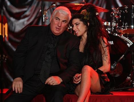 Tatăl lui Amy Winehouse vrea să împărtășească adevărata poveste a fiicei sale, într-o nouă carte