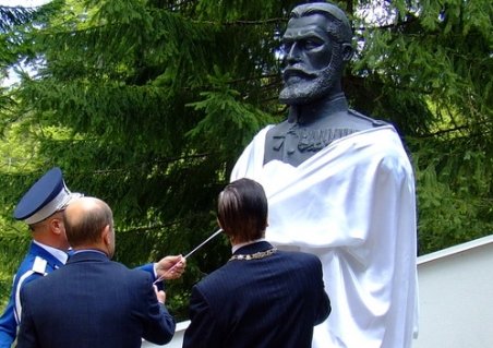 Politicienii caută un loc pentru bustul regelui Carol I. Statuia, donată Parlamentului de Regele Mihai