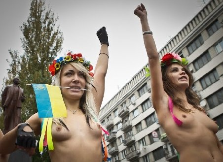 Protest topless la inaugurarea unui stadion, în Ucraina: Două femei şi-au scris „F... Euro“ pe corp