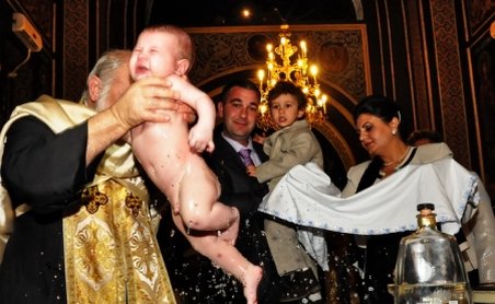 Experienţă traumatizantă pentru un copil de două luni: A intrat în convulsii în timpul botezului