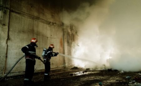 Explozia unei sobe a zguduit un bloc întreg din Orşova