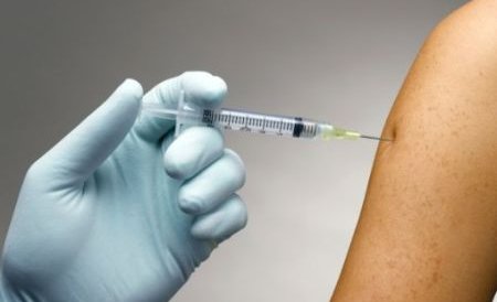 Tot mai mulţi părinţi refuză să-şi vaccineze copiii la şcoală