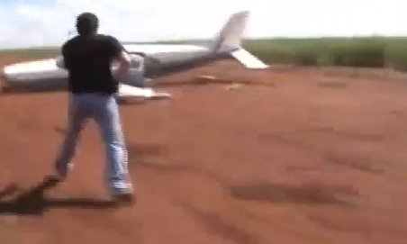 Urmărire ca în filme. Poliţia braziliană a oprit un avion cu ajutorul mitralierelor