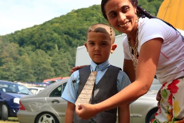 Case cu turnuleţe, maşini luxoase şi aur cât cuprinde! Topul celor mai bogaţi romi din România