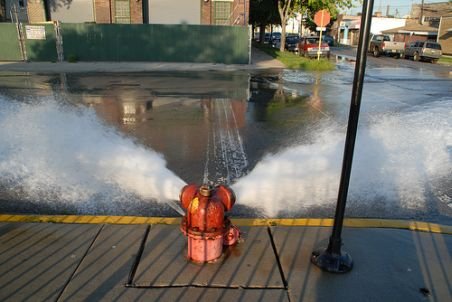 Dorel loveşte la Călăraşi...un hidrant şi transformă strada în spălătorie auto fără taxă