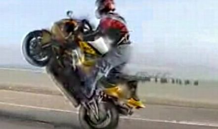 Spaima şoselelor: Doi motociclişti, filmaţi în timp ce goneau cu o viteză uluitoare la ieşirea din Buhuşi