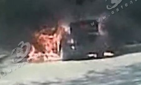 Un autoturism de zeci de mii de euro, incendiat în centrul oraşului Vaslui