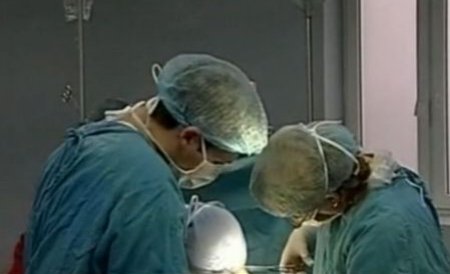 Un făt a fost operat în uterul mamei: Medicii i-au oferit o viaţă normală