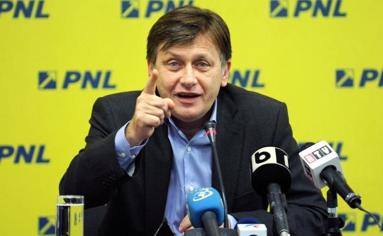 Crin Antonescu: Traian Băsescu încalcă democraţia şi dă dispoziţii puterii judecătoreşti. PNL va declanşa procedura de suspendare