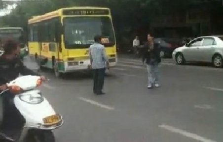 Imagini incredibile în China. Luptă între doi cuţitari, în plină stradă