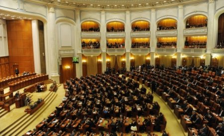 Guvernul şi-ar putea angaja răspunderea pe comasarea alegerilor şi reducerea numărului de parlamentari, până la finalul lunii