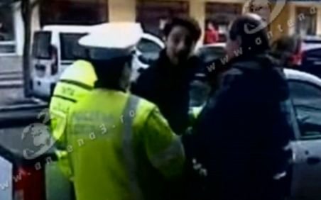 Abuz al poliţiştilor din Constanţa: Au blocat roţile unei maşini parcate regulamentar şi au încercat să-l încătuşeze pe şofer fără motiv