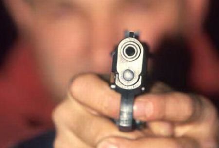 Un pistol şi 12 cartuşe, furate din casa unui poliţist timişorean