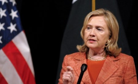 Hillary Clinton, ţinta unui atac cu vopsea roşie în Filipine. Coloana oficială a avut cel mai mult de suferit