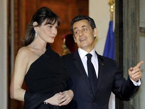 Tăticul Sarkozy şi-a pus femeile în cap: Alăptatul este o formă de sclavie