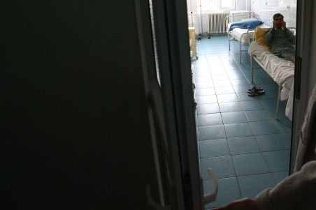 Rămas fără serviciu, un gălăţean a încercat să se sinucidă chiar de pe patul de spital
