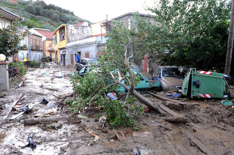 Cod roşu de inundaţii în Sicilia. Patru oameni au murit, zeci de case luate de ape