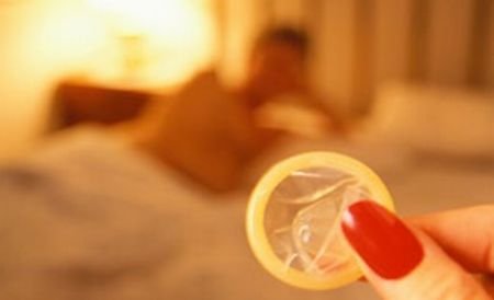 Românii nu se dau în vânt după protecţie: Folosesc numai un prezervativ pe an