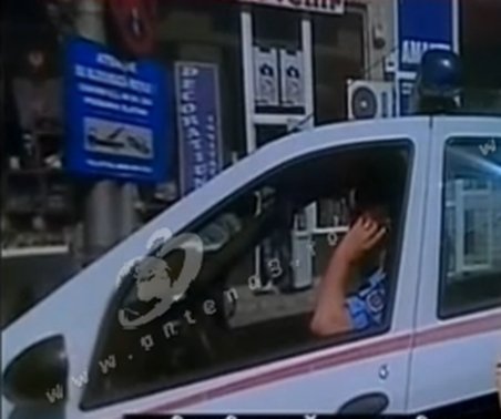 Se întâmplă doar în România: Poliţia Rutieră stă la pândă cu mobilul la ureche, staţionând în locuri interzise