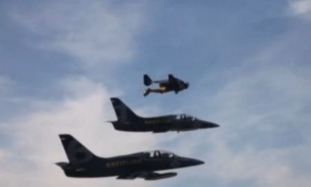 Jetman a zburat în formaţie cu avioane de luptă peste Alpii Elveţieni
