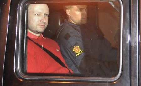 Teroristul Breivik, ucigaşul a 77 de oameni: Nu sunt bolnav psihic. Raportul psihiatrilor conţine erori fatale, minciuni