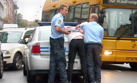 Poliţiştii danezi i-au umilit pe românii dintr-un autocar: Le-au pus cătuşe, i-au fotografiat şi anchetat fără motiv