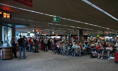 Spania, blocată de o grevă generală a unei companii aeriene. Peste 120 de zboruri pentru azi au fost anulate