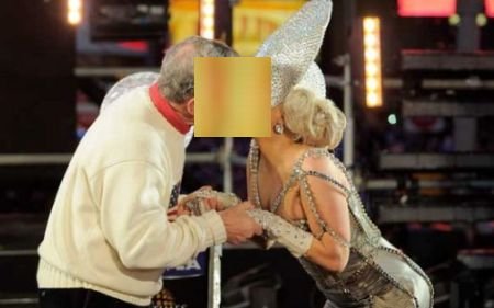 Un politician american s-a sărutat cu Lady Gaga în văzul tuturor! Vezi ce scuză şi-a găsit edilul 