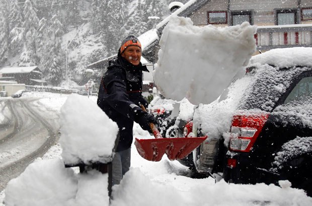 Cea mai grea iarnă din ultimii ani. Zăpadă de peste 2 metri în Austria, drumuri închise, turişti blocaţi în nămeţi
