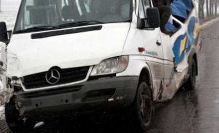 Şase persoane au fost rănite după ce microbuzul în care se aflau s-a răsturnat