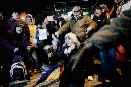 În ciuda gerului de afară, manifestanţii nu se lasă şi cer în stradă demisia lui Traian Băsescu şi a Guvernului Boc
