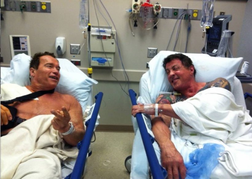 Arnold Schwarzenegger şi Sylvester Stallone, colegi de suferinţă pe patul de spital
