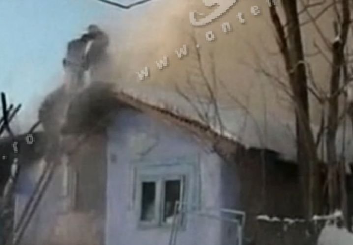 Botoşani: Casă mistuită într-un incendiu în timpul unui priveghi